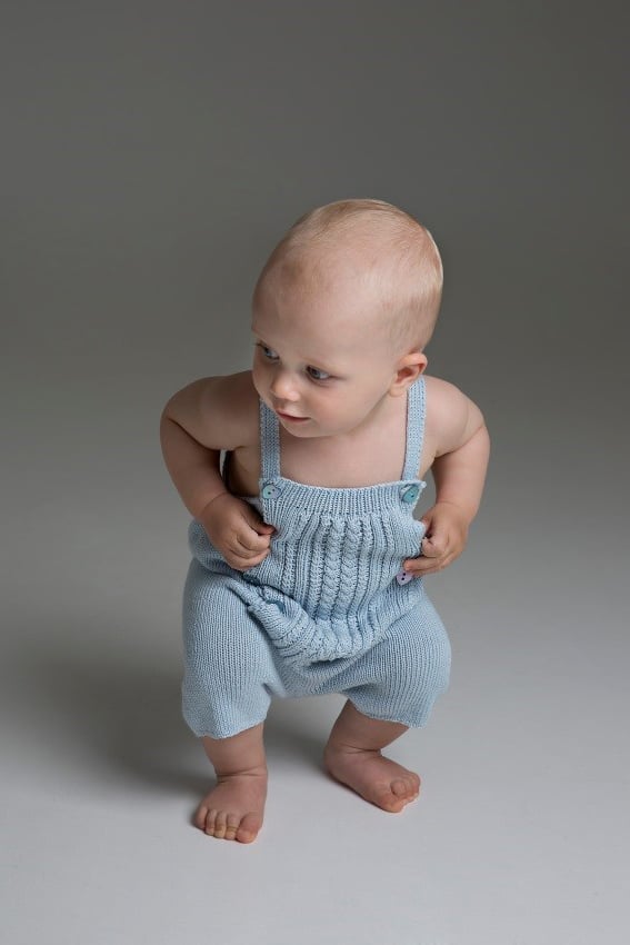 Strikkeopskrifter på Baby bukser - Strikkekit